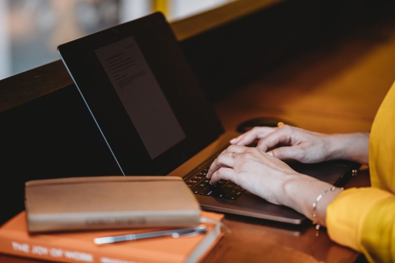 Author uses expert commentary to market books online.